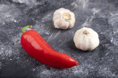 Mermer üzerine organik sarımsaklı kırmızı biber. Yüksek kalite fotoğraf