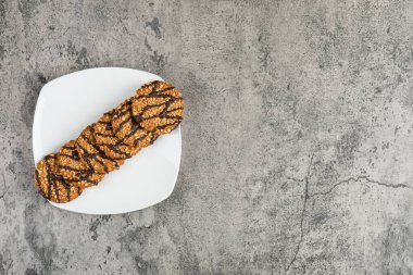 Beyaz tabağa tohum serpiştirilmiş taze yulaf ezmeli kurabiyeler. Yüksek kalite fotoğraf