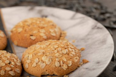 Tahta masaya siyah ayçiçeği tohumlu çok tahıllı kurabiyeler. Yüksek kalite fotoğraf