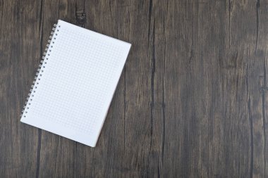 Tahta masaya yerleştirilmiş beyaz boş kağıt. Yüksek kalite fotoğraf