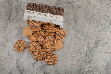 Sepetinden çikolata jöleli yeni pişmiş çoklu tahıllı kurabiyeler. Yüksek kalite fotoğraf