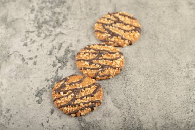 Taşa fındık konmuş lezzetli çikolatalı bisküviler. Yüksek kalite fotoğraf