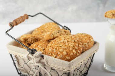 Metalik bir sepete yerleştirilmiş çok tahıllı kurabiyeler. Yüksek kalite fotoğraf