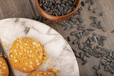 Tahta masaya siyah ayçiçeği tohumlu çok tahıllı kurabiyeler. Yüksek kalite fotoğraf