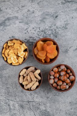 Tahta kaselerde kraker, kurutulmuş kayısı, fındık ve fıstık. Yüksek kalite fotoğraf