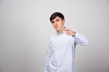 Resmi kıyafetli ofis çalışanının resmi fotoğrafı gri arka planda duruyor. Yüksek kalite fotoğraf