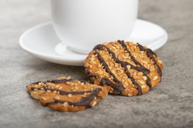 Taze yulaf ezmeli bisküvi ve bir fincan çay. Yüksek kalite fotoğraf