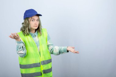 Üniformalı genç bayan mimar neler olduğunu anlamaya çalışıyor. Yüksek kalite fotoğraf