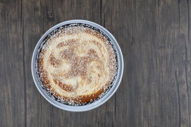 Ahşap bir zemine yerleştirilmiş yuvarlak lezzetli pasta. Yüksek kalite fotoğraf