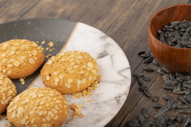 Tahta masaya siyah ayçiçeği tohumlu çok tahıllı kurabiyeler. Yüksek kalite fotoğraf