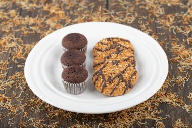 Taş zemine yerleştirilmiş tatlı atıştırmalıklar. Yüksek kalite fotoğraf