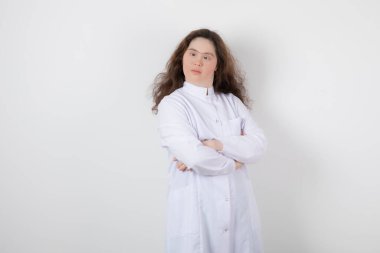 Kolları çapraz duran, Down sendromlu genç bir kızın portresi. Yüksek kalite fotoğraf