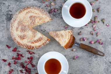 Yuvarlak, lezzetli bir pasta ve mermer bir arka planda çay. Yüksek kalite fotoğraf