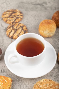 Beyaz fincanlı tatlı atıştırmalıklar taştan bir arka planda. Yüksek kalite fotoğraf