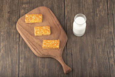 Tohumlu tatlı krakerler ve bir sürahi taze süt. Yüksek kalite fotoğraf