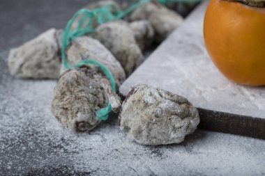 Tahta tahtada, kurutulmuş hurma tozu ile nefis bir hurma. Yüksek kalite fotoğraf