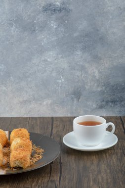 Lezzetli bir tabak ev yapımı hamur işi ve bir fincan siyah çay. Yüksek kalite fotoğraf