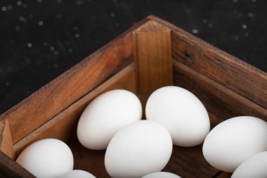 Tahta sepette taze beyaz yumurta yığını. Yüksek kalite fotoğraf