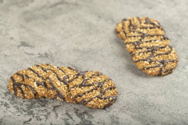 Taşa fındıklı yulaflı çikolatalı bisküvi yığını. Yüksek kalite fotoğraf