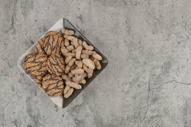 Taş bir arka planda yulaflı kurabiye ve fındıklı güzel bir tabak. Yüksek kalite fotoğraf