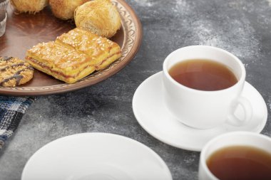 Taş zemine yerleştirilmiş tatlı atıştırmalıklar. Yüksek kalite fotoğraf