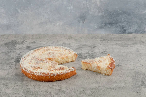 Mermer zemine yerleştirilmiş lezzetli meyveli turta. Yüksek kalite fotoğraf