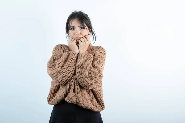 Imagem Bela Jovem Mulher Camisola Malha Olhando Algum Lugar Fundo — Fotografia de Stock