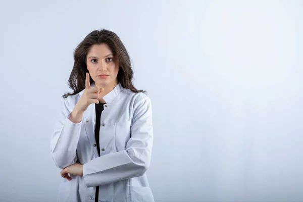 Retrato Jovem Médico Olhando Para Câmera Fundo Branco Foto Alta — Fotografia de Stock