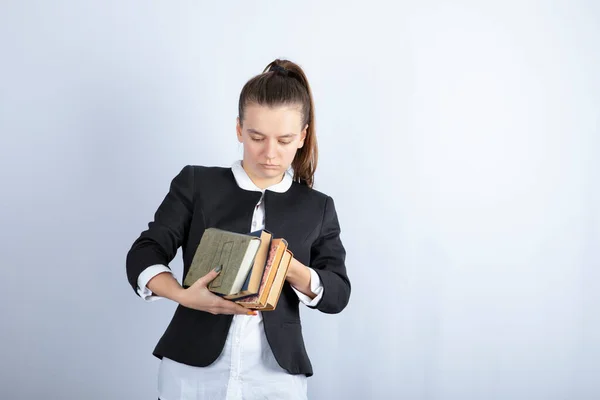 Retrato Menina Segurando Livros Sobre Fundo Branco Foto Alta Qualidade — Fotografia de Stock