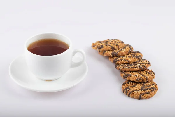 Chávena Branca Chá Quente Com Biscoitos Multigrãos Colocados Mesa Branca — Fotografia de Stock