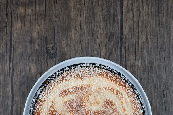 Ahşap bir zemine yerleştirilmiş yuvarlak lezzetli pasta. Yüksek kalite fotoğraf