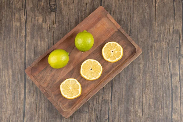 Top View Fresh Lemon Slices Lime Wooden Tray High Quality — Stock Photo, Image