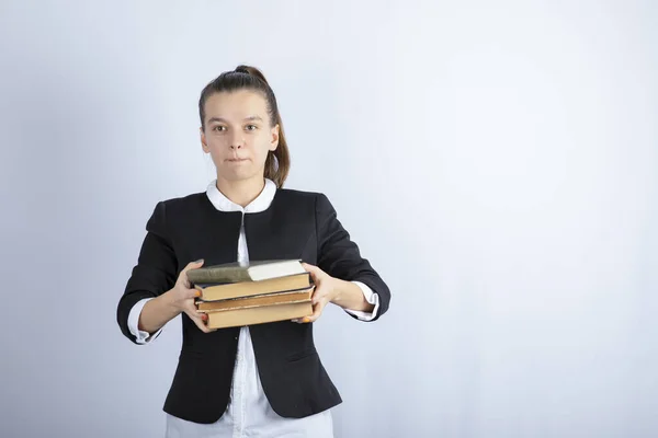 Imagem Jovem Estudante Dando Livros Para Alguém Fundo Branco Foto — Fotografia de Stock