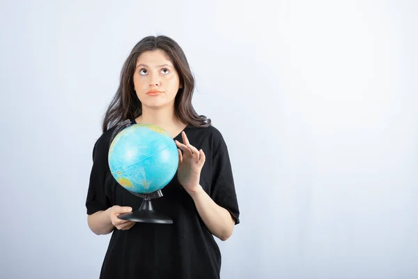 Brunette Woman Long Hair Chooses Place Travel Globe High Quality — ストック写真