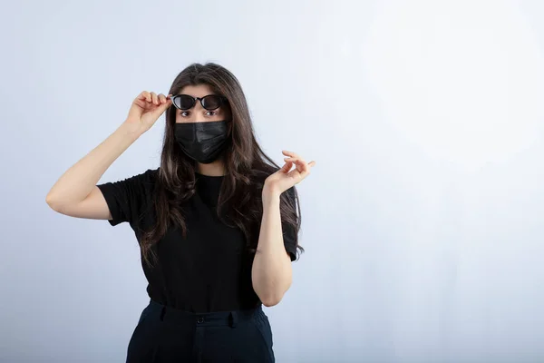 Young Girl Wears Black Mask Due Pandemic Posing High Quality — ストック写真