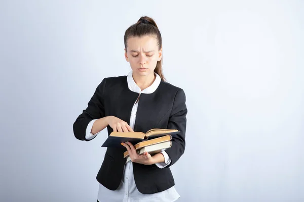 Retrato Menina Lendo Livro Interessante Sobre Fundo Branco Foto Alta — Fotografia de Stock