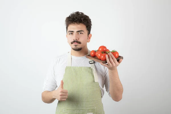 Ung Kille Håller Hög Med Färska Tomater Och Gestikulerar Tummen — Stockfoto