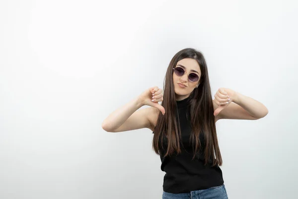 Retrato Mujer Moda Con Gafas Elegantes Que Muestran Los Pulgares —  Fotos de Stock