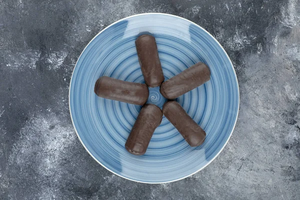 Mermer arka planda mavi çikolata kremalı rulo. Yüksek kalite fotoğraf