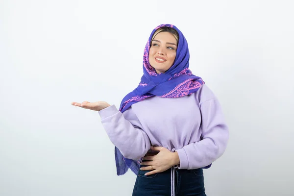 Bild Einer Hübsch Aussehenden Frau Mit Taschentuch Die Geöffnete Handflächen — Stockfoto
