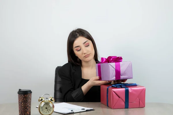 Retrato Mujer Negocios Sentada Lugar Trabajo Con Regalos Foto Alta —  Fotos de Stock