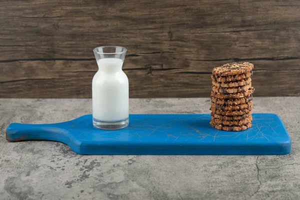 Una Brocca Vetro Latte Con Biscotti Farina Avena Una Tavola — Foto Stock