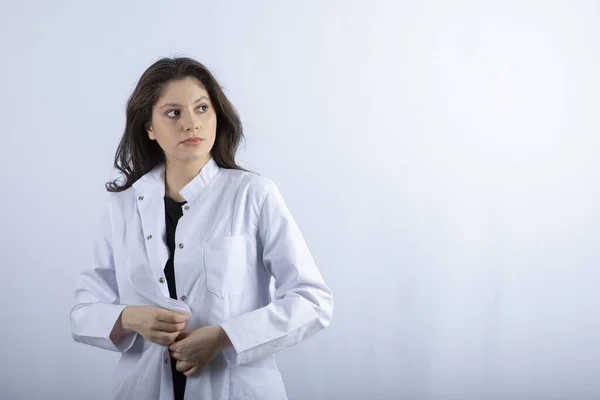 Retrato Jovem Médico Olhando Para Algo Fundo Branco Foto Alta — Fotografia de Stock