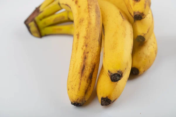 Groupe Bananes Jaunes Mûres Placées Sur Fond Blanc Photo Haute — Photo