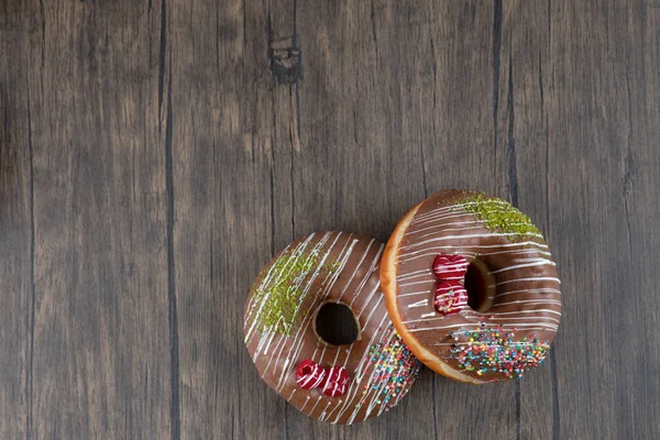 Два Вкусных Пончика Шоколадной Глазурью Деревянном Столе Высокое Качество Фото — стоковое фото