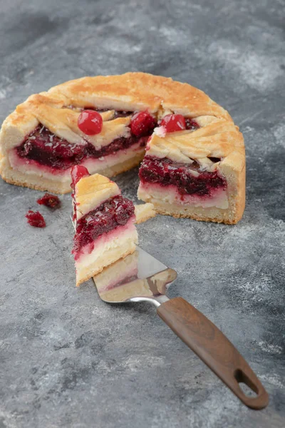 Gâteau Fromage Tranché Avec Des Baies Placées Sur Fond Marbre — Photo