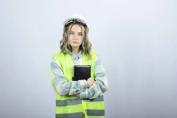 Immagine Bella Ingegnere Donna Con Notebook Posa Parete Bianca Foto — Foto Stock