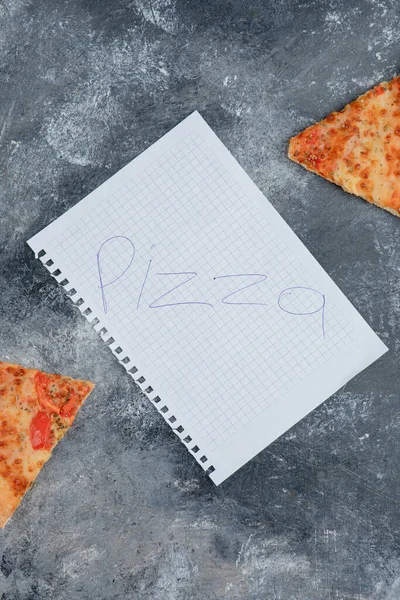 Smaczne Kawałki Margherity Słowo Pizzy Napisane Białym Papierze Wysokiej Jakości — Zdjęcie stockowe