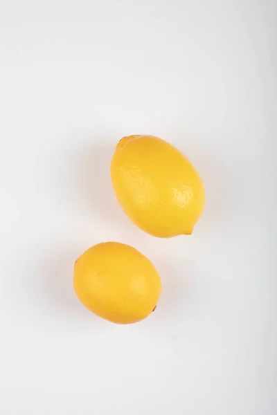 Dos Limones Amarillos Aislados Sobre Fondo Blanco Foto Alta Calidad —  Fotos de Stock