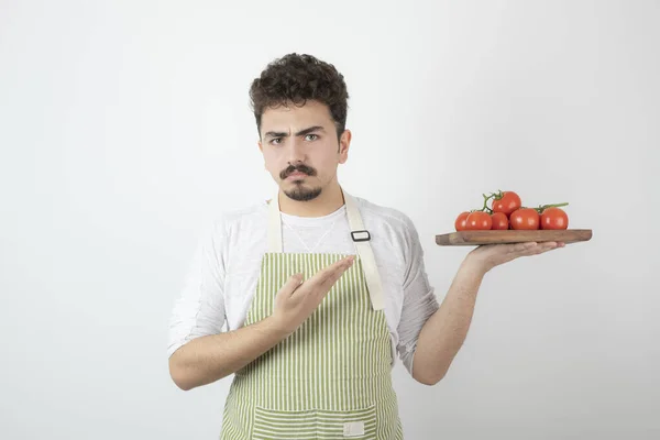 Upprörd Ung Man Som Håller Hög Med Färska Tomater Högkvalitativt — Stockfoto